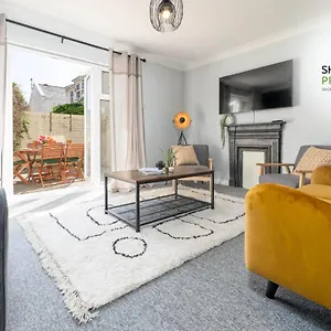 beautiful-3-bed-house-that-sleeps-9-guests-with.brighton-hotels-england.com/